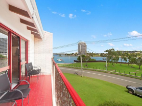 Coral Gardens unit 2 - Water views and easy walk to Twin Towns Services Club